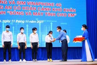 VNPT trao tặng máy tính bảng kèm sim Vinaphone miễn phí.