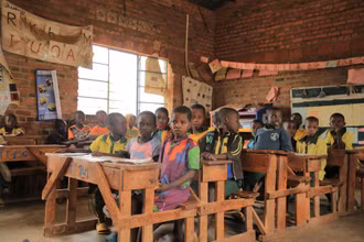 Học sinh học trong lớp học tại trường tiểu học và trung học cơ sở Tanda (GS Tanda) ở Rwanda. Ảnh: Tân Hoa xã