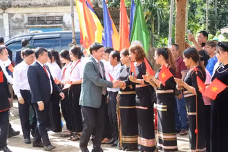  Đồng bào các dân tộc huyện Cư Kuin vui mừng được đón các đồng chí lãnh đạo về tham dự ngày hội.
