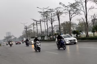 Khu vực Hà Nội sáng sớm có sương mù nhẹ rải rác. Ảnh: Đ.T