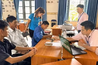 Cán bộ Phòng giao dịch Ngân hàng Chính sách xã hội Nậm Pồ chi trả tiền dịch vụ môi trường rừng cho các chủ rừng tại xã Pa Tần.
