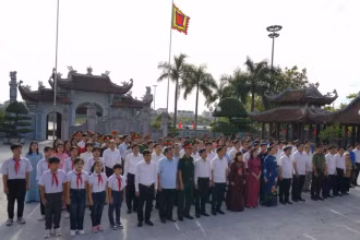 Các đại biểu dự lễ dâng hương kỷ niệm 120 năm ngày sinh đồng chí Lương Khánh Thiện.