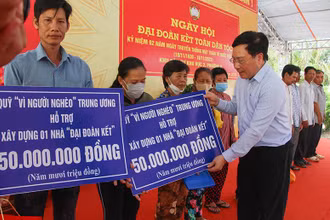 Phó Thủ tướng Thường trực Chính phủ trao hỗ trợ nhà Đại đoàn kết cho hộ nghèo, khó khăn về nhà ở.