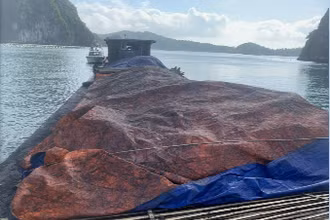 Phương tiện vận chuyển than trái phép bị lực lượng công an bắt giữ.