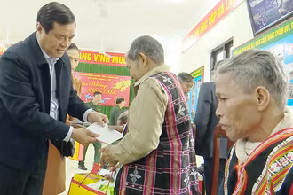 Bí thư Tỉnh ủy Phan Việt Cường tặng quà già làng xã La Êê (huyện Nam Giang).