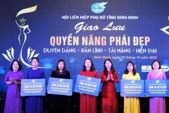 Hội Liên hiệp phụ nữ tỉnh Bình Định phát động chương trình “Vận động 1.300 bộ áo dài, vải áo dài tặng cho hội viên, phụ nữ, nữ sinh có hoàn cảnh khó khăn”.