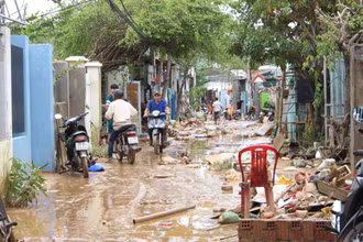 Một số khu vực thấp ở Đà Nẵng vẫn còn ngổn ngang bùn đất.