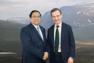 Thủ tướng Phạm Minh Chính gặp Thủ tướng Thụy Điển Ulf Kristersson. (Ảnh:TTXVN)