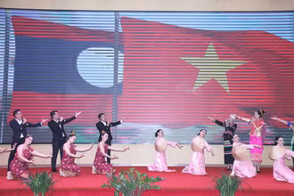 Một tiết mục biểu diễn nghệ thuật tại buổi gặp mặt. (Ảnh: Hải Tiến)