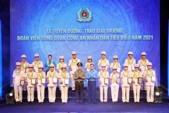 Chủ tịch Tổng Liên đoàn lao động Việt Nam và lãnh đạo Bộ Công an tuyên dương các đoàn viên Công đoàn Công an nhân dân tiêu biểu năm 2021. 