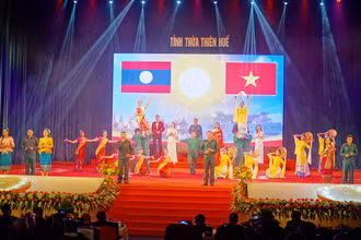 Tiết mục biểu diễn văn nghệ chào mừng buổi gặp mặt nhân kỷ niệm thiết lập quan hệ ngoại giao Việt Nam-Lào.