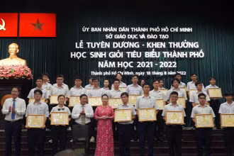 Tuyên dương các học sinh tiêu biểu năm học 2021-2022.