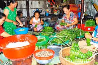 Đồng bào Khmer làm bánh chuẩn bị đón Tết Chôl Chnăm Thmây. (Ảnh: HỮU TÙNG) 