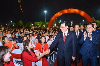Chủ tịch Quốc hội Vương Đình Huệ với các đại biểu dự buổi lễ.