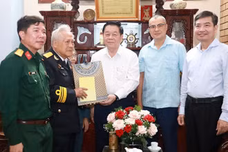 Đồng chí Nguyễn Trọng Nghĩa, Ủy viên Bộ Chính trị, Bí thư Trung ương Đảng, Trưởng ban Tuyên giáo Trung ương thăm Anh hùng Lực lượng vũ trang nhân dân Hồ Đắc Thạnh, thuyền trưởng tàu Không số.
