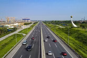 Dừng ô-tô trên dải dừng khẩn cấp cao tốc để ăn uống