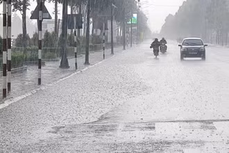 Mưa nặng hạt gây ngập một số tuyến đường nội ô thành phố Vị Thanh, Hậu Giang.