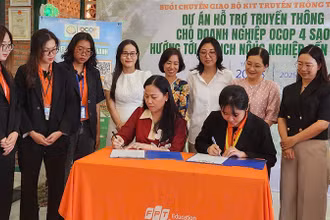 Lễ ký kết bàn giao bộ kit truyền thông.