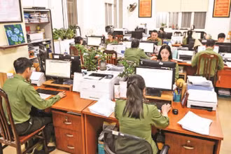 Cán bộ, chiến sĩ Phòng Hồ sơ nghiệp vụ, Công an thành phố Hà Nội tăng cường thời gian làm việc, đáp ứng nhiệm vụ mới. (Ảnh HẢI NAM)