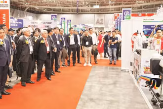 Đại biểu tham quan các gian hàng trưng bày tại Smart City Asia 2025.