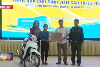 Trao thưởng cho sinh viên đồng bào Rục đầu tiên đỗ đại học