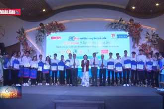 Tiếp sức đến trường cho tân sinh viên nghèo vượt khó năm 2022