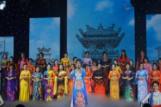 Chương trình “Hương sắc Việt Nam” tổng hòa các tiết mục ca, múa, nhạc độc đáo khắc họa đậm nét vẻ đẹp tà áo.