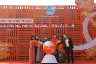 Các đại biểu thực hiện nghi thức cam kết hành động vì bình đẳng giới và phòng ngừa, ứng phó với bạo lực trên cơ sở giới.