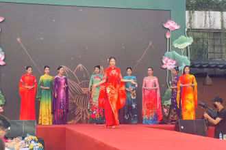 Màn trình diễn Áo dài tại lễ phát động.