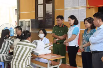 Các bác sĩ thăm khám cho các nữ phạm nhân.