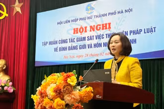 Phó Chủ tịch Thường trực Hội Liên hiệp Phụ nữ thành phố Hà Nội Phạm Thị Thanh Hương phát biểu khai mạc hội nghị. 