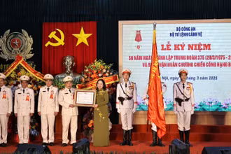 Phó Chủ tịch nước Võ Thị Ánh Xuân trao Huân chương Chiến công hạng Ba tặng Trung đoàn 375.