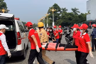 Diễn tập tình huống sơ cấp cứu.