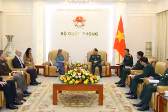 Bộ trưởng Quốc phòng Phan Văn Giang tiếp Thứ trưởng Quốc phòng Canada Stefanie Beck. 