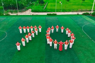 Các hội viên, phụ nữ tham gia trình diễn dân vũ nhân dịp kỷ niệm 70 năm Chiến thắng Điện Biên Phủ. 