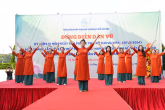 Màn đồng diễn dân vũ tại điểm cầu Công viên Thanh Xuân (Hà Nội). 