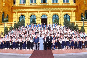 Phó Chủ tịch nước Võ Thị Ánh Xuân gặp mặt Đoàn đại biểu Cháu ngoan Bác Hồ tỉnh Bình Dương. 