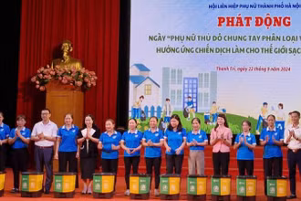 Ban tổ chức trao sản phẩm thân thiện với môi trường tặng hội viên phụ nữ. 