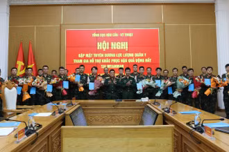 Chủ nhiệm Tổng cục Hậu cần-Kỹ thuật Trần Minh Đức biểu dương lực lượng quân y tham gia hỗ trợ khắc phục hậu quả động đất tại Myanmar. 