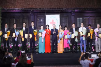 Tôn vinh các tổ chức, doanh nghiệp có nhiều đóng góp cho phong trào nhân đạo. 