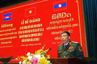Thượng tướng Trần Việt Khoa, Giám đốc Học viện Quốc phòng phát biểu tại buổi lễ. 