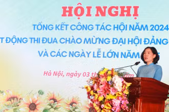 Chủ tịch Hội Liên hiệp Phụ nữ thành phố Hà Nội Lê Kim Anh phát động thi đua. 