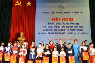 Ban tổ chức trao quà tặng trẻ em có hoàn cảnh khó khăn. 