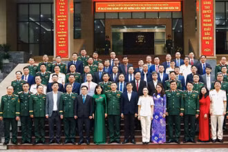 Các đại biểu chụp ảnh lưu niệm. 