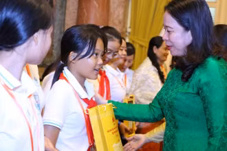 Phó Chủ tịch nước trao quà tặng các trẻ em tham dự Trại hè "Hoa hướng dương". 