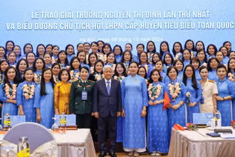 Các đại biểu chụp ảnh lưu niệm tại buổi lễ. 