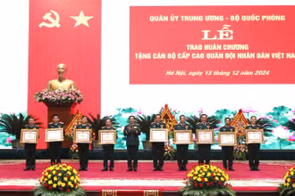 Bộ trưởng Quốc phòng Phan Văn Giang trao Huân chương Quân công hạng Ba tặng các đồng chí lãnh đạo Bộ Quốc phòng, Bộ Tổng Tham mưu, Tổng cục Chính trị.