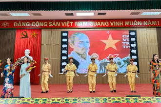 Tiết mục truyền thông pháp luật về an toàn giao thông. 