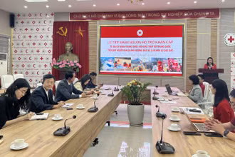 Quang cảnh buổi lễ tiếp nhận nguồn hỗ trợ. 