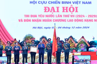Tổng Bí thư Tô Lâm trao Huân chương Lao động hạng Nhất tặng Hội Cựu chiến binh Việt Nam. (Ảnh: Đăng Khoa)